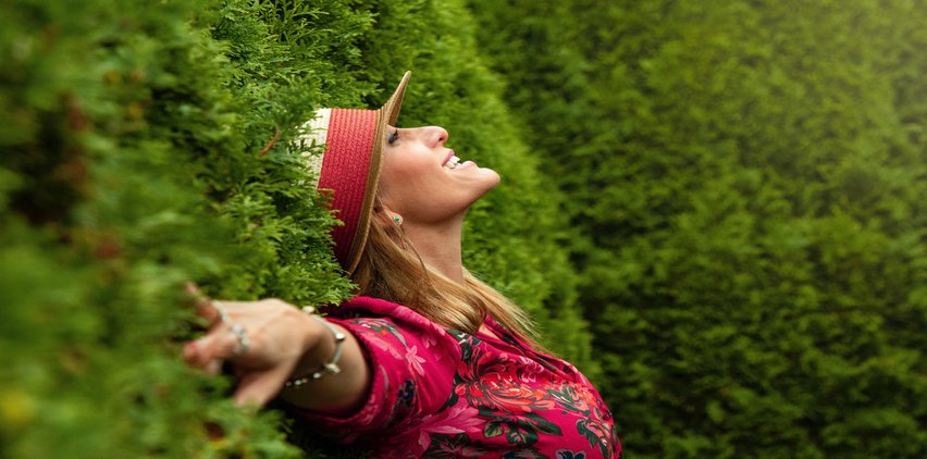 woman preventing wrinkles wearing a hat