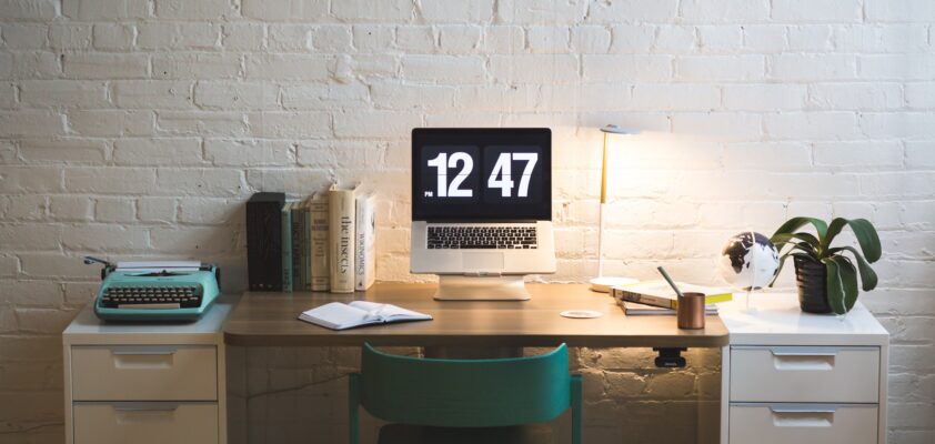 4 Ways to Find Time to Freelance and Start a Side Hustle