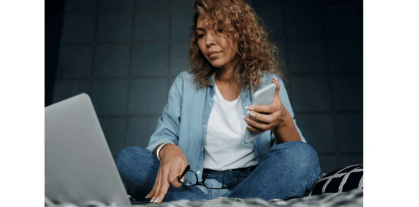 woman reading blogs for freelancers on her laptop